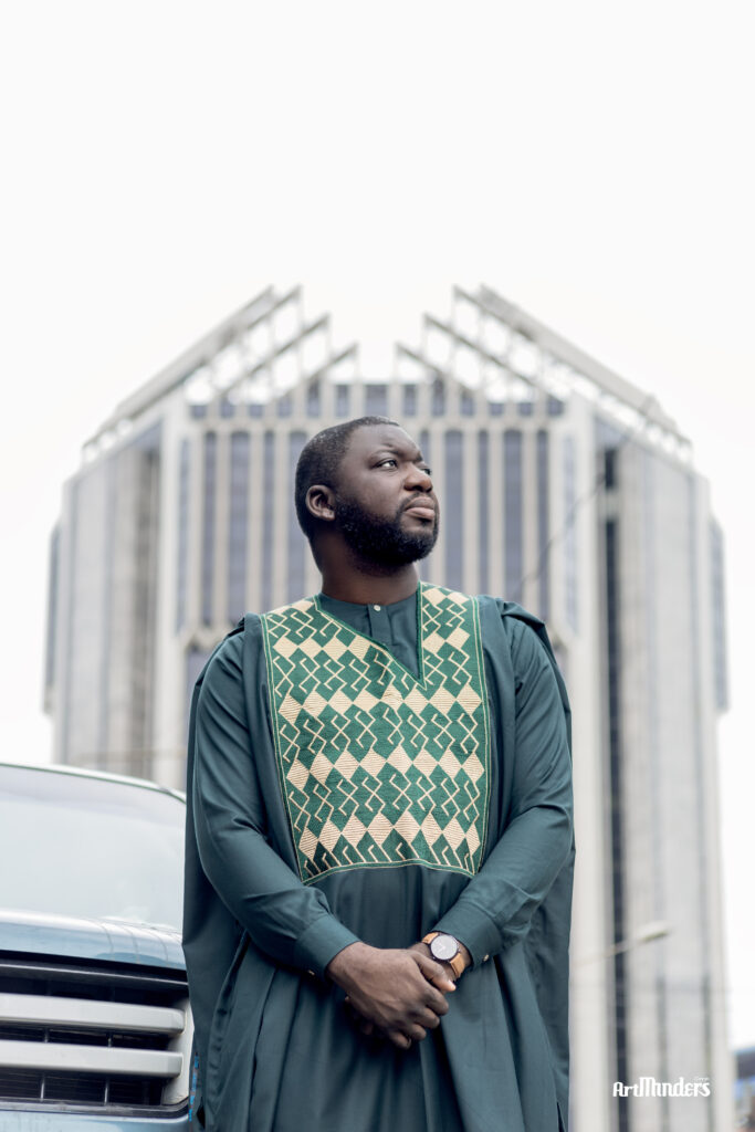 Marceau Angui - Conferencier - Coach en Art Oratoire - Abidjan - Côte d'Ivoire - Handsome Black African Man - Ourdoor Photography - Personal Branding Photography - ArtMinders