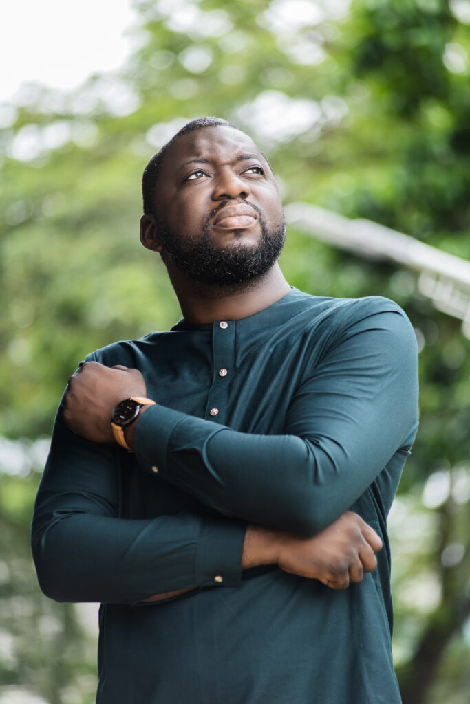 Marceau Angui - Conferencier - Coach en Art Oratoire - Abidjan - Côte d'Ivoire - Handsome Black African Man - Ourdoor Photography - Personal Branding Photography - ArtMinders
